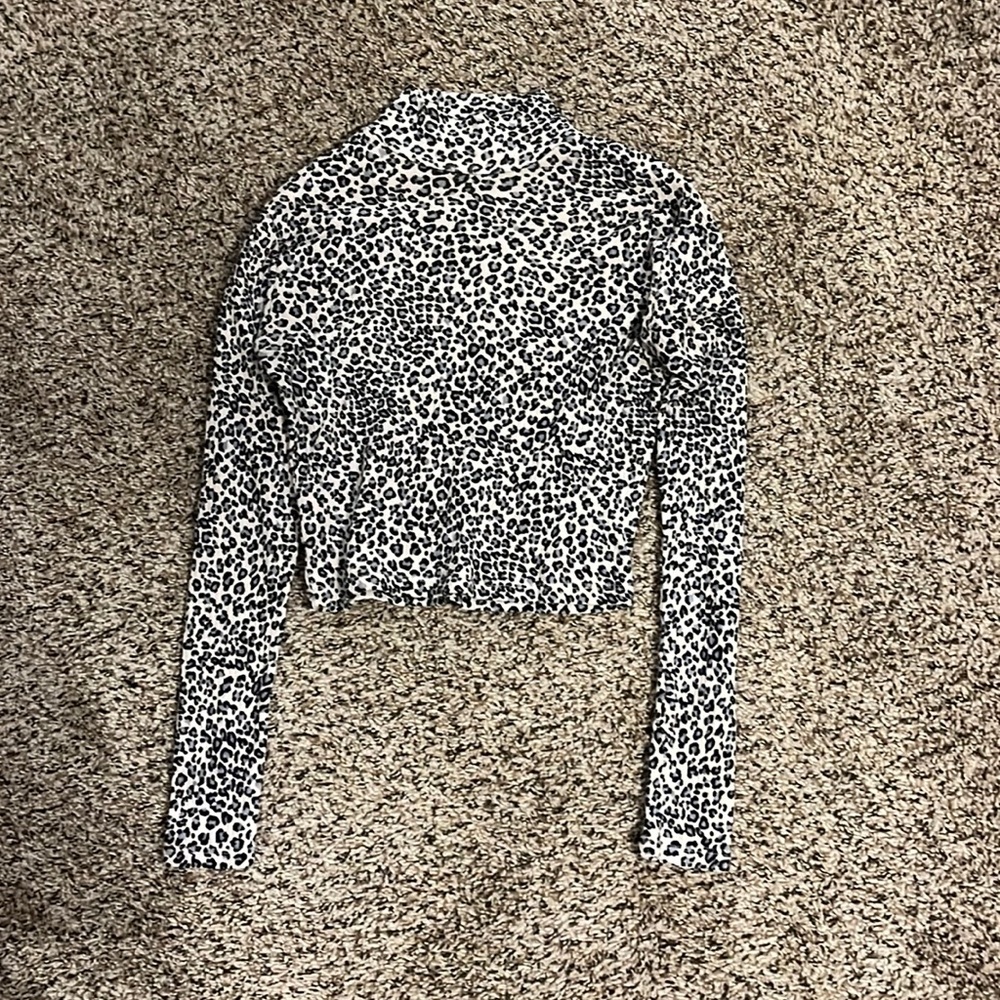 Brandy melville periwinkle leopard print mock-neck long sleeved crop top